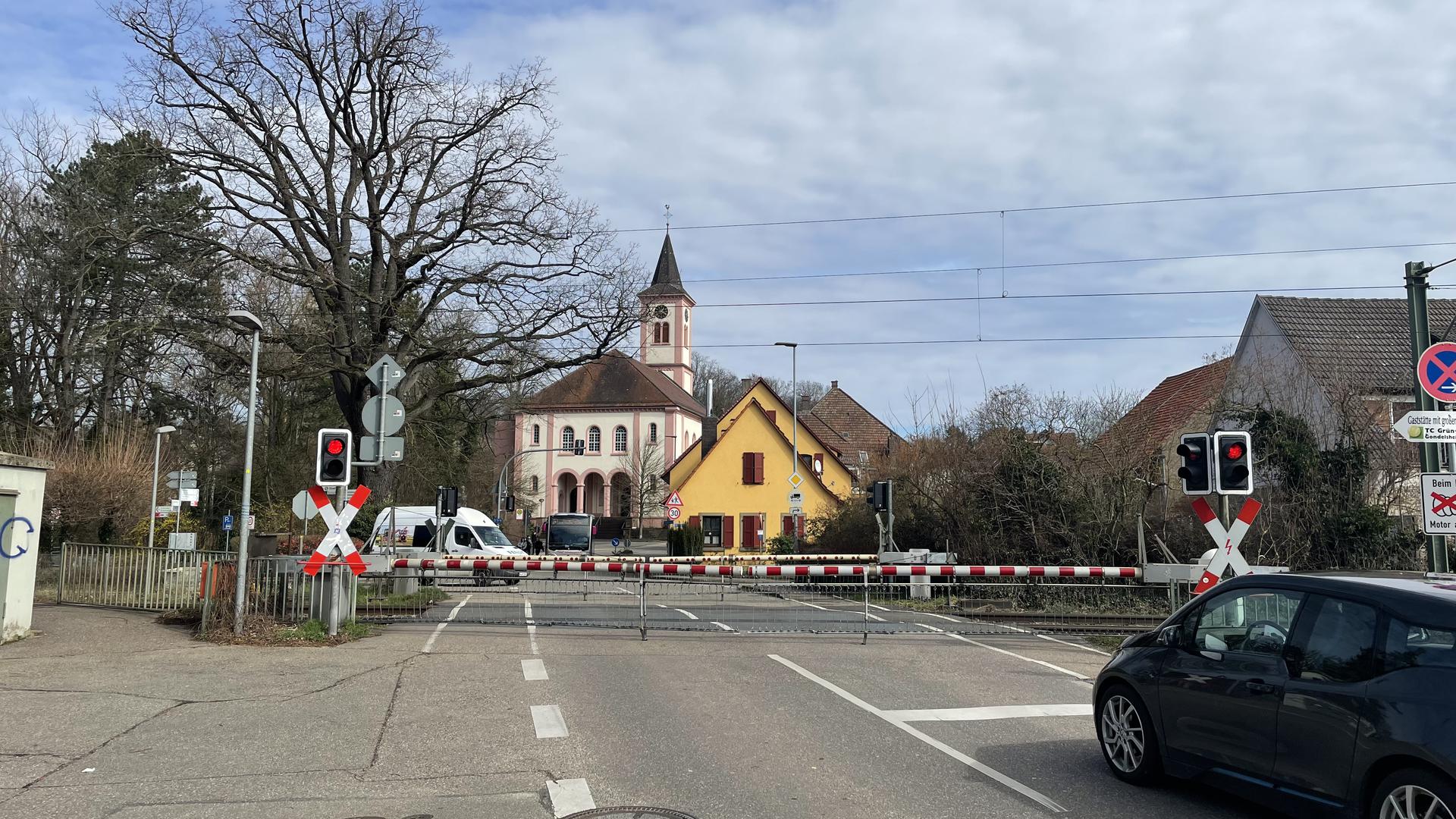 Der geschlossene Bahnübergang in Gondelsheim.