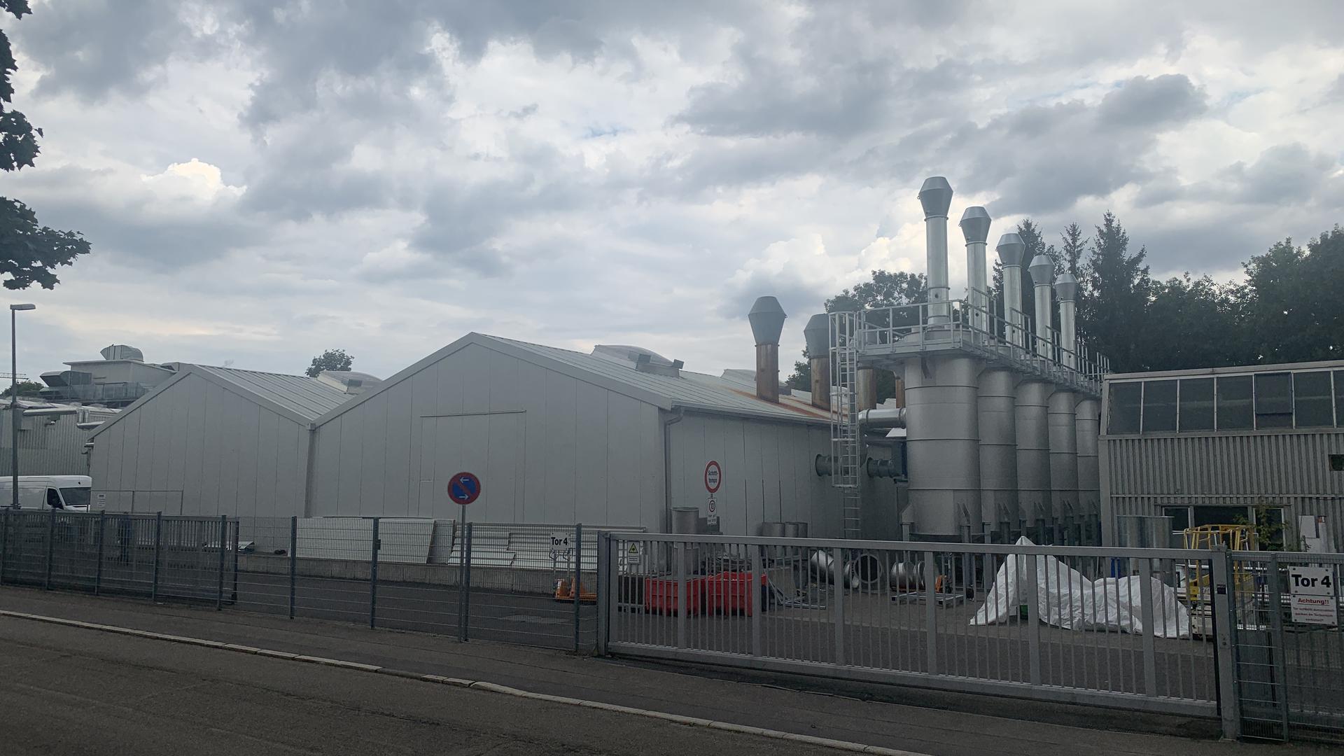 Die neue Filteranlage mit ihren fünf Türmen ist bereits neben einer der Hallen am Deuerer-Produktionsstandort in der Rinklinger Straße aufgebaut und auch schon von den zuständigen Behörden abgenommen. Die Anlage soll Ende August in Betrieb gehen.
