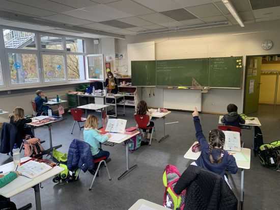 Deutschunterricht in der Klasse 2c der Schillerschule mit Klassenlehrerin Christa Hartmann.