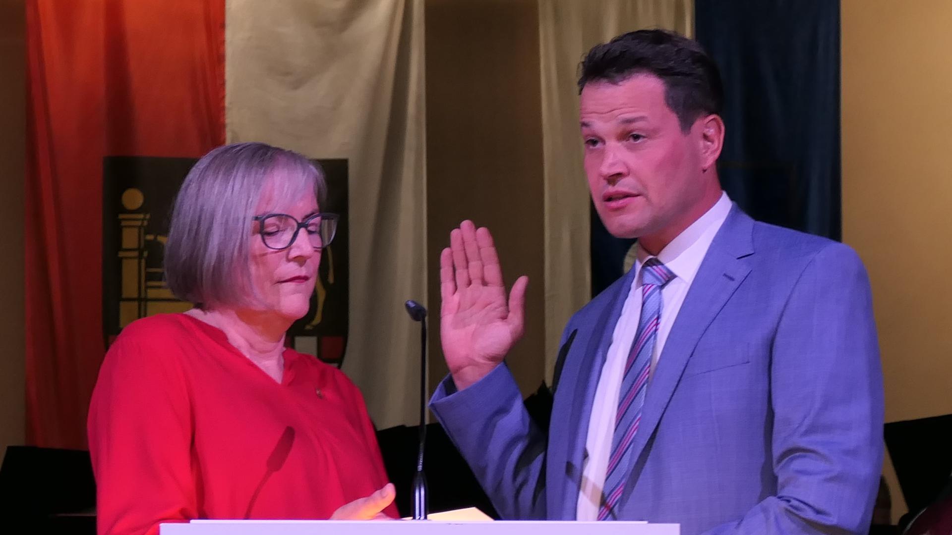 Aaron Treut legt Amtseid bei Bürgermeister-Stellvertreterin Karin Bohn-Abt ab.