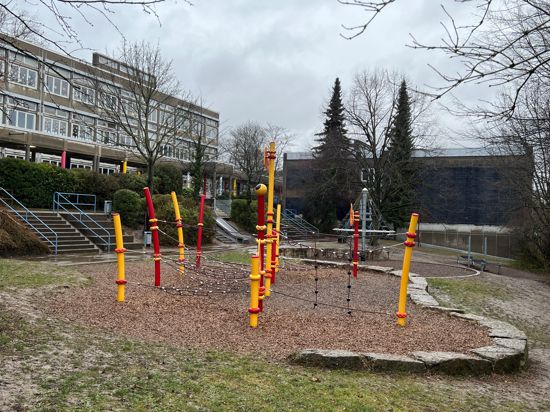 Aus den 60-er Jahren ist die Grundschule in Diedelsheim. Links ist der Gebäudeteil A mit den Klassenzimmern zu sehen, hinter den Bäumen versteckt ist Trakt B mit Turnhalle und Schwimmbad.