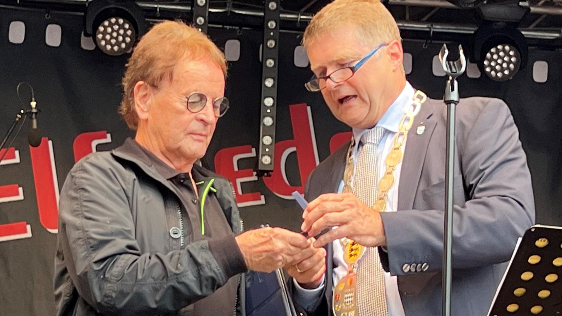 Bei Bretten Live zeichnet Oberbürgermeister Martin Wolff (rechts) Uli Lange zum Ehrenbürger der Stadt Bretten aus.