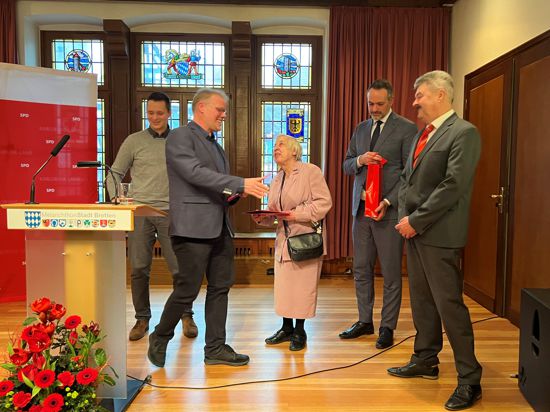 Seit 50 Jahren SPD-Mitglied ist die frühere Stadträtin Brigitte Schick, Thomas Zürner (rechts) ist seit 25 Jahren Sozialdemokrat. Valentin Mattis, Volker Geisel und René Repasi (von links) gratulieren.