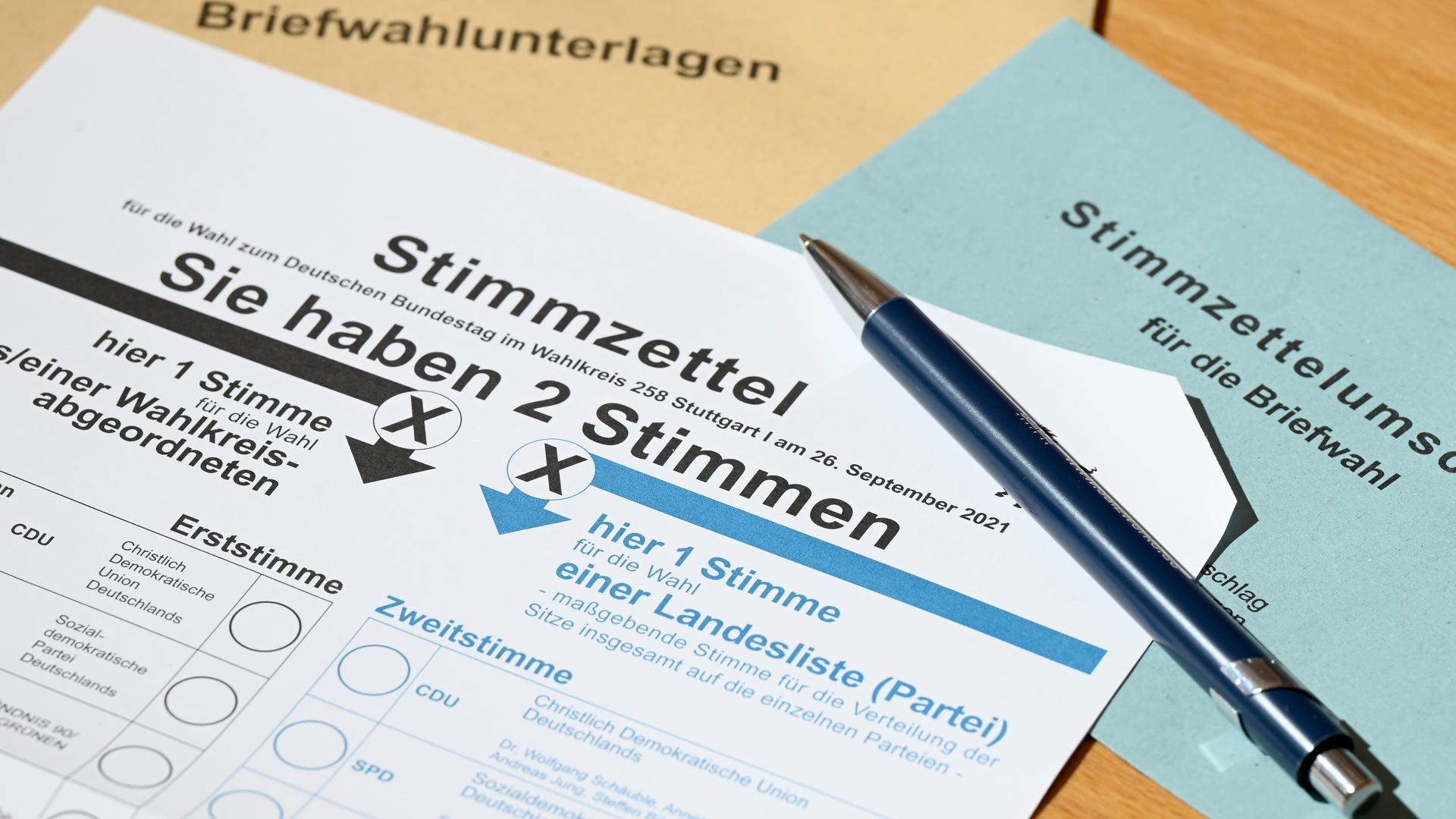 Ein Stimmzettel für die Briefwahl zur Bundestagswahl liegt auf einem Tisch.