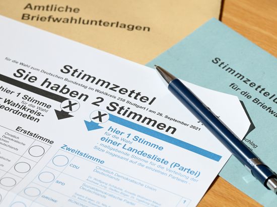 Ein Stimmzettel für die Briefwahl zur Bundestagswahl liegt auf einem Tisch.