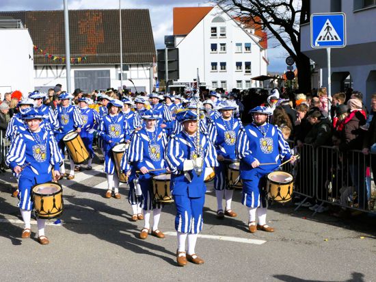 Blau-Weiß in Rottenburg: Der Fanfarenzug unter Leitung von Stabführer Lukas Schwarz marschiert beim „Ommzug“ mit.