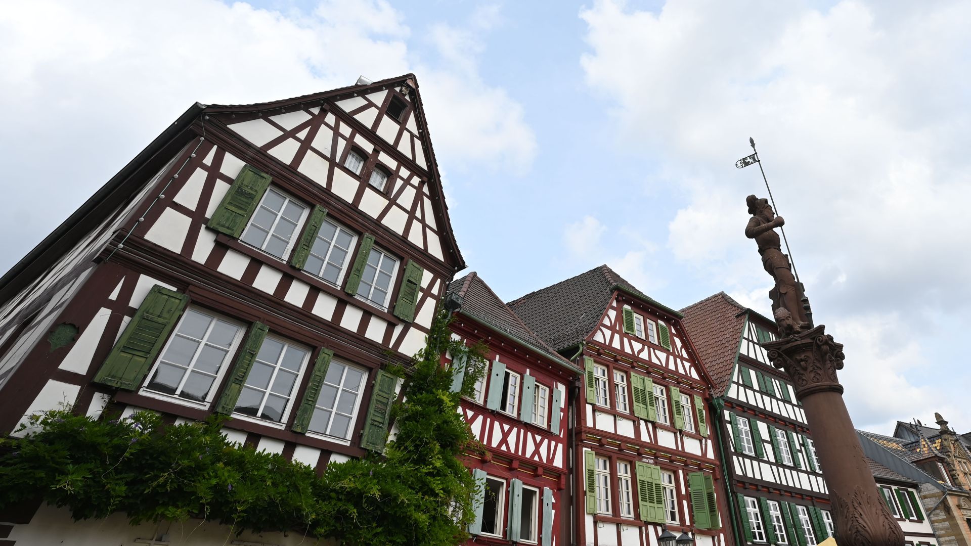 Bretten: Blick auf Fachwerkhäuser in der Altstadt am Marktplatz. 