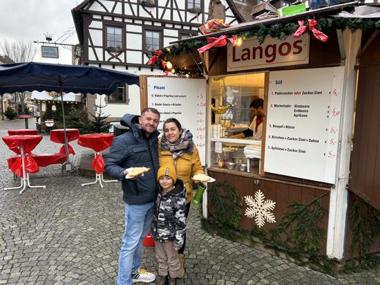 Familie Pinto aus BRE-Büchig lässt sich Langos auf dem Weihnachtsmarkt schmecken.