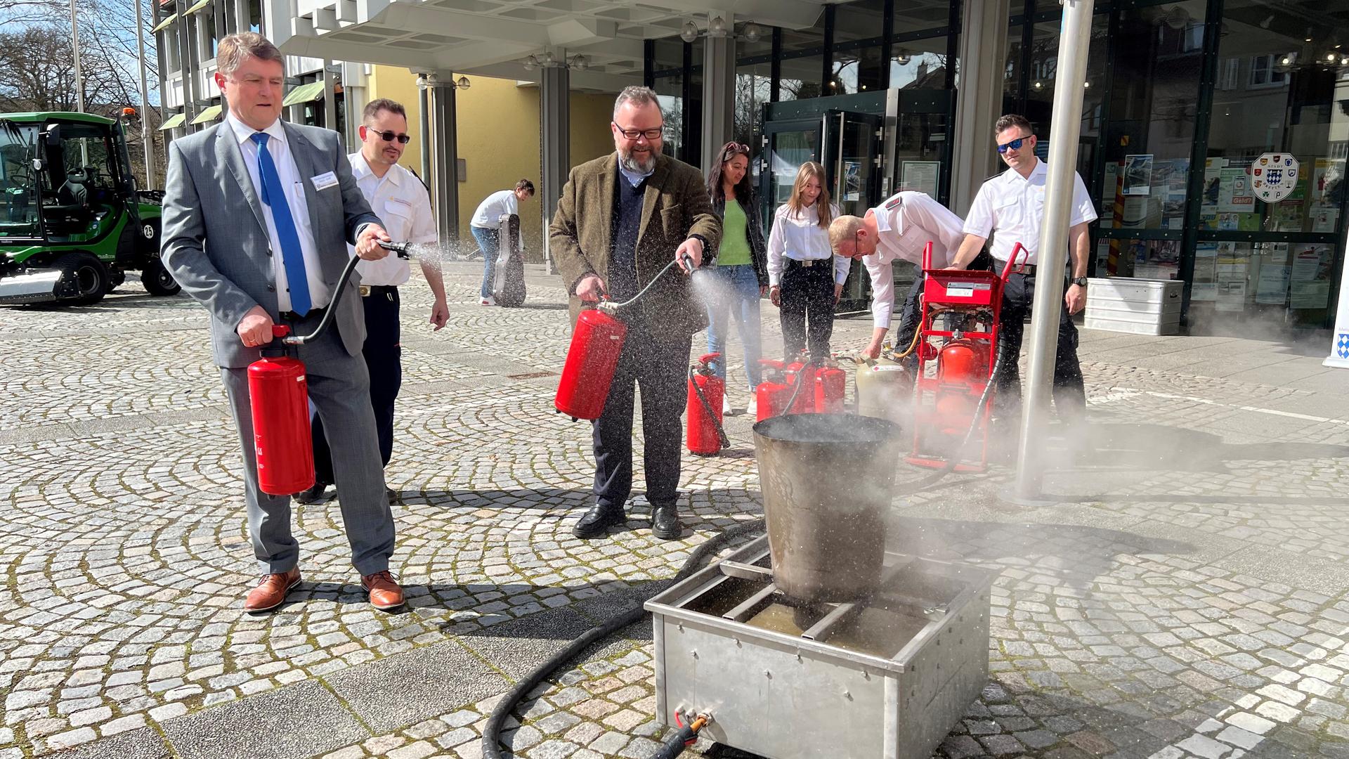 Das Zeug zum Feuerwehrmann: Oberbürgermeister Martin Wolff (links) und FDP-Landtagsabgeordneter Christian Jung haben das Feuer schnell im Griff.