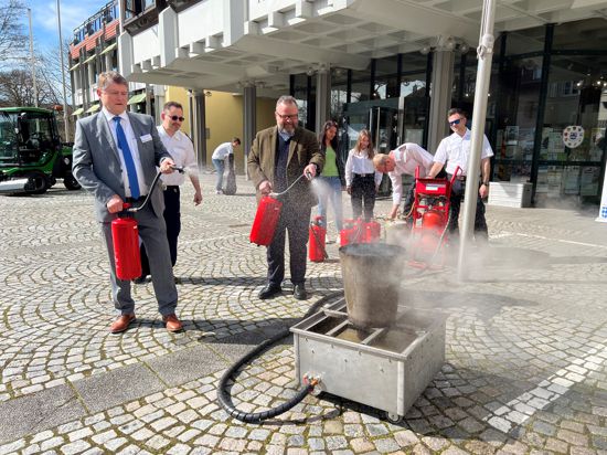 Das Zeug zum Feuerwehrmann: Oberbürgermeister Martin Wolff (links) und FDP-Landtagsabgeordneter Christian Jung haben das Feuer schnell im Griff.