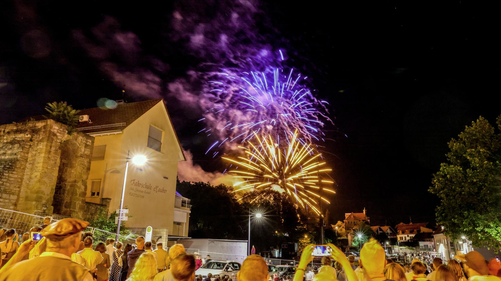 Jubel! Mit einem Feuerwerk feiert die Stadt Bretten ihren Sieg.
