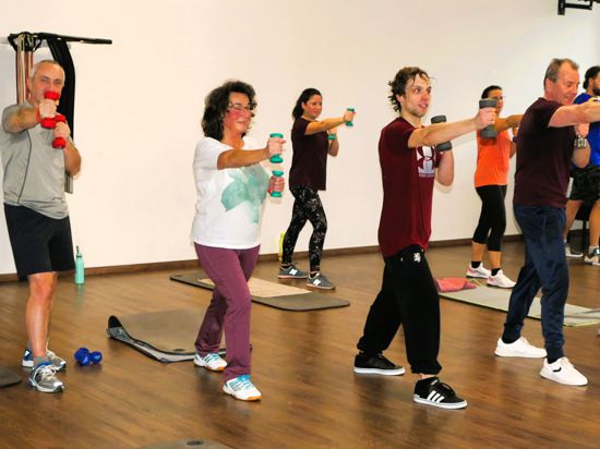 Übungen mit Kurzhanteln sind Teil des Fitness-Boxens von Roberto Kahle (5. von rechts).