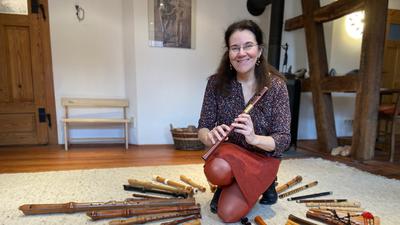 Regina Steinbach stammt ursprünglich aus Bretten und wohnt in Zaisenhausen. Die Geigerin und Flötistin ist Berufsmusikerin und sammelt seit rund 15 Jahren Flöten. Derzeit besitzt sie über 50 Flöten.