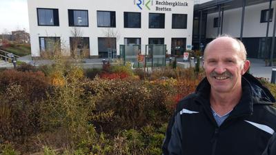 Klinik-Gärtner Robert Nagel steht am Staudenfeld vor der Rechbergklinik Bretten.  