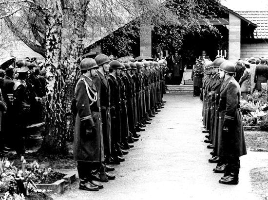 Schwarz-Weiß-Bild von der Beerdigung von Wolfgang Göbel in Bretten-Gölshausen: Bundeswehrsoldaten bilden die Ehrenformation