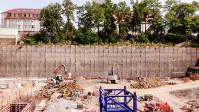 Viel Beton: Der Verbau trägt auch an der Nord-Wand zur Verteuerung des Tiefgaragenbaus auf der Sporgasse in Bretten bei. Der Gemeinderat hörte mehr zu den Details in seiner letzten Sitzung vor der Sommerpause.