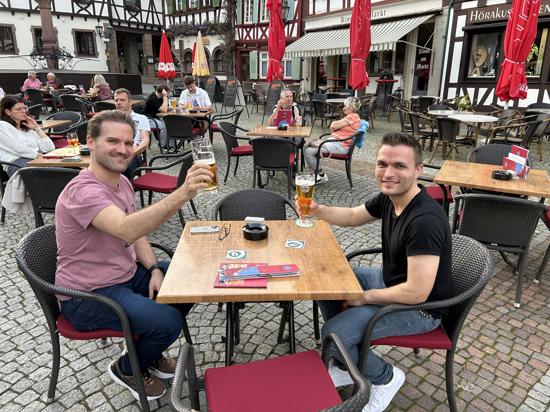 Gabriel Teutsch (links) und Christian Löffler (rechts) trinken Bier auf dem Brettener Marktplatz.