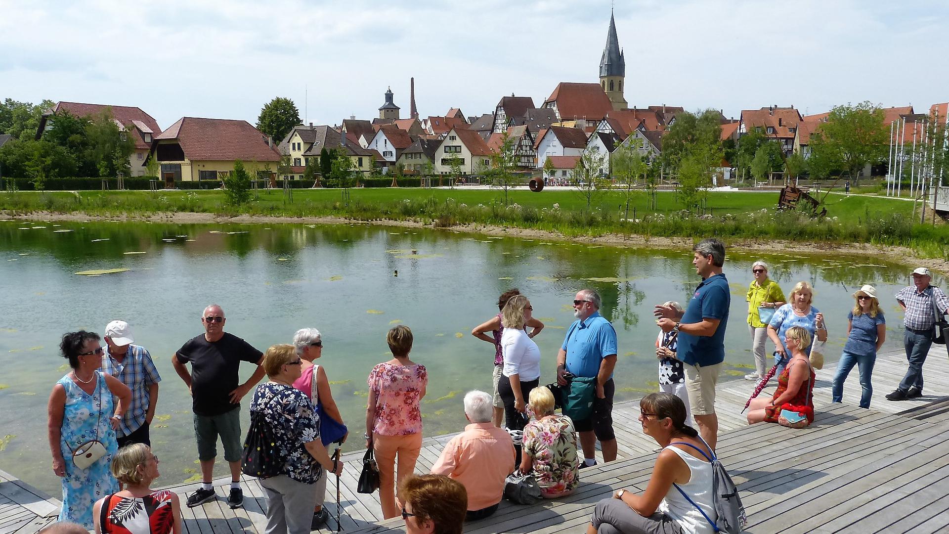 Der Stadtweiher mit der großzügigen Seeterrasse ist ein Leitmotiv der Gartenschau in Eppingen. Bürgermeister Peter Thalmann (im blauen Poloshirt) führte eine Gruppe. 