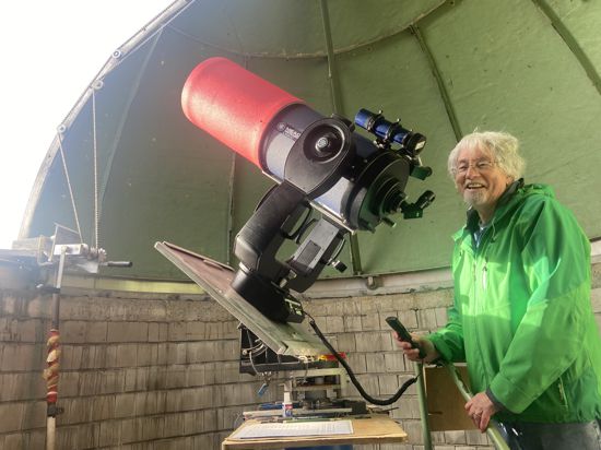 Der Blick in den Weltraum ist für Georg Henneges auch nach Jahrzehnten der Sternebeobachtung faszinierend. Seit fast 40 Jahren leitet er die Kraichgau-Sternwarte in Gondelsheim, die er selbst gebaut hat. 