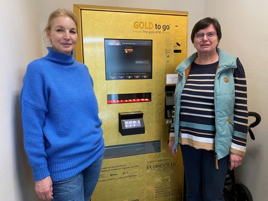 Zwei Frauen stehen vor einem Goldautomaten in einem Geschäft in Bretten, links Sylvia heller, rechts Agathe Pohl.
