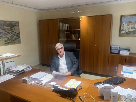 Gondelsheims Bürgermeister Markus Rupp sitzt in seinem Amtszimmer am Schreibtisch.
