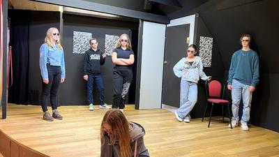 Selbstbewusst und fleißig zeigen sich die Schüler des Melanchthon-Gymnasiums Bretten bei der Probe zu ihrer Theateraufführung.