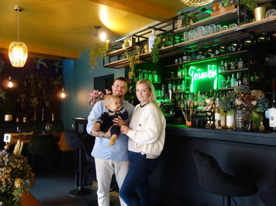 Paula und Davis Tapai mit Sohn Henri in ihrem Restaurant „Grünstolz“