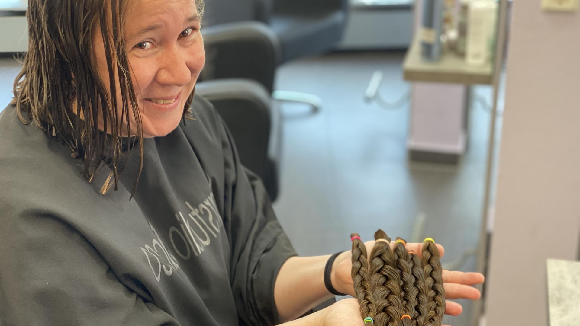 Anna-Lena Nowak aus Bretten sitzt mit nassem Haar beim Friseur und freut sich: Ihre Zöpfe sind ab. Denn sie spendet sie beim Salon Sacco in Königsbach-Stein zugunsten von Perücken für Krebskranke.
