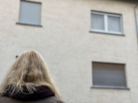 Eine Frau steht vor einem Haus, das sie im Sommer 2022 ersteigert hat. Warum sie seit 16 Monaten nicht einziehen kann, erzählt sie den BNN.