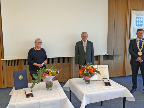 Heidemarie Leins (links) und Peter Dick erhalten von Brettens OB Martin Wolff (rechts) den Verdienstorden der Bundesrepublik.