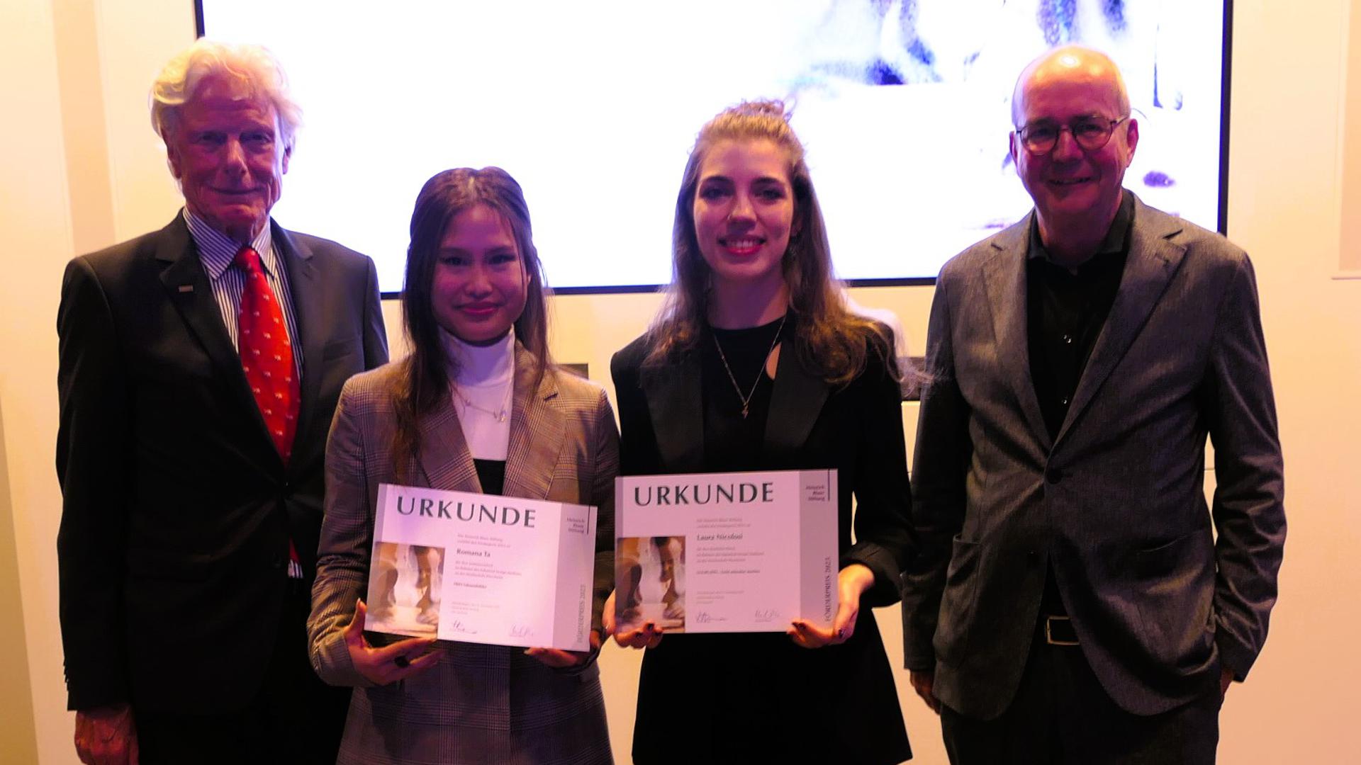 Die beiden Preisträgerinnen Romana Ta (links) und Laura Nicolosi mit den Stiftungsvorständen Frank Straub und Manuel Blanc (rechts).
