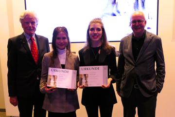 Die beiden Preisträgerinnen Romana Ta (links) und Laura Nicolosi mit den Stiftungsvorständen Frank Straub (links) und Manuel Blanc.