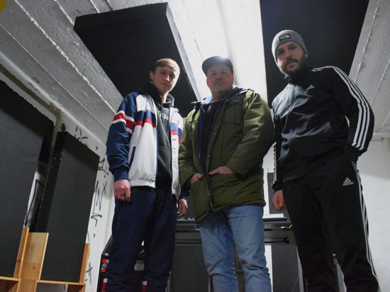 Daniel Neumann alias Raskaz, Filmproduzent Jens-Uwe Otte und Sinan Crank (von links) posieren im Studio von BMN-Records am Brettener Bahnhof.