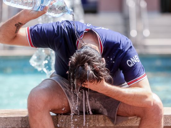 Ein junger Mann übergießt sich mit einer Wasserflasche, um die Hitze zu bekämpfen. Eine Hitzewelle, die zweite für Spanien in weniger als einem Monat und die erste in diesem Jahr für Portugal, wird voraussichtlich mindestens bis zum Wochenende andauern, so die Behörden am Dienstag. +++ dpa-Bildfunk +++