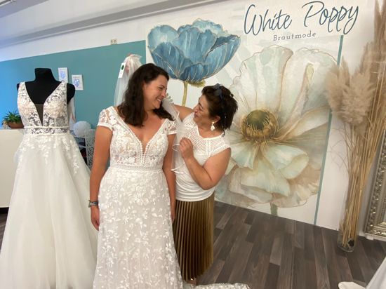 Für das Bild schlüpfte Verkäuferin Tamara Horn (links) in das Brautkleid. Gemeinsam mit Devi Melitopoulou (rechts) begleitet sie im Arbeitsalltag Bräute auf dem Weg zu ihrem individuellen Traumkleid