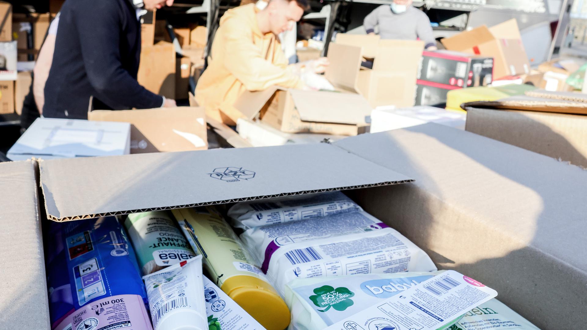 Hygieneartikel und andere dringend benötigte Güter sind in Kartons verpackt.
