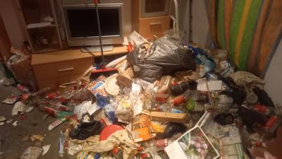 Müll türmt sich in der Kellerwohnung des verstorbenen 78-Jährigen in Bretten-Büchig. Und das wird voraussichtlich noch eine Weile so bleiben, denn die Wohnung ist amtlich versiegelt.
