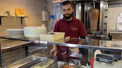 Bald wird es teurer: Die Preiserhöhungen für Lebensmittel und Energie machen auch Mehmet Futsi vom Stern Döner Kebab Pizza zu schaffen. Der Döner in der Brettener Innenstadt wird bald teurer.