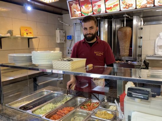 Bald wird es teurer: Die Preiserhöhungen für Lebensmittel und Energie machen auch Mehmet Futsi vom Stern Döner Kebab Pizza zu schaffen. Der Döner in der Brettener Innenstadt wird bald teurer.