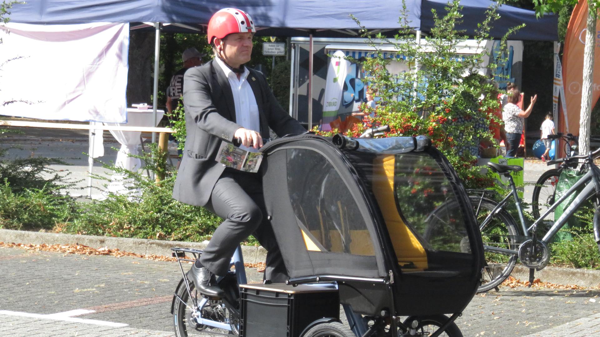 Michael Nöltner (CDU) sitzt auf einem E-Lastenrad