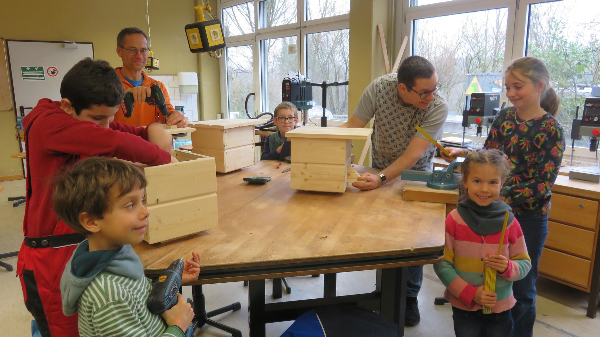 Die Kinder der Naturschutzjugend bauen mit Hilfe von Michael Reithäusler und Andreas Arlt zum ersten Mal einen Hummelkasten.
