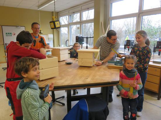 Die Kinder der Naturschutzjugend bauen mit Hilfe von Michael Reithäusler und Andreas Arlt zum ersten Mal einen Hummelkasten.