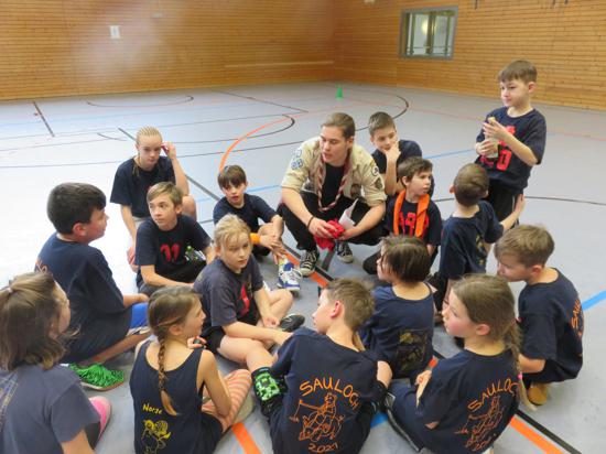 Gruppenleiter Kai Andräs gibt den jungen Pfadfinder Tipps beim Völkerballspiel. 