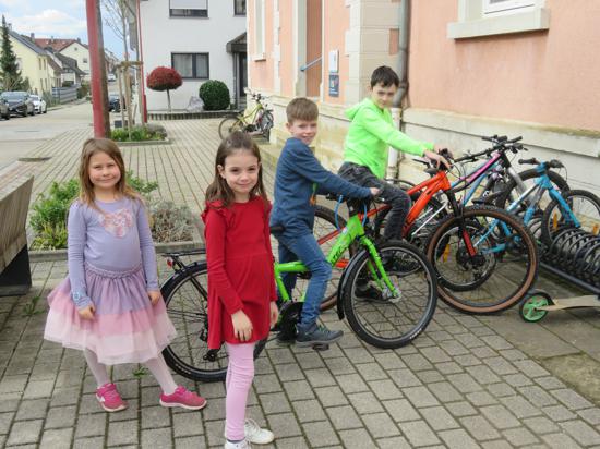                                Abigail, Ilvy, Louis und Jonathan (v.l.n.r) nehmen am Projekt "SpoSpiTo" teil und kommen jeden Tag mit dem Fahrrad, dem Roller oder zu Fuß zur Schule.