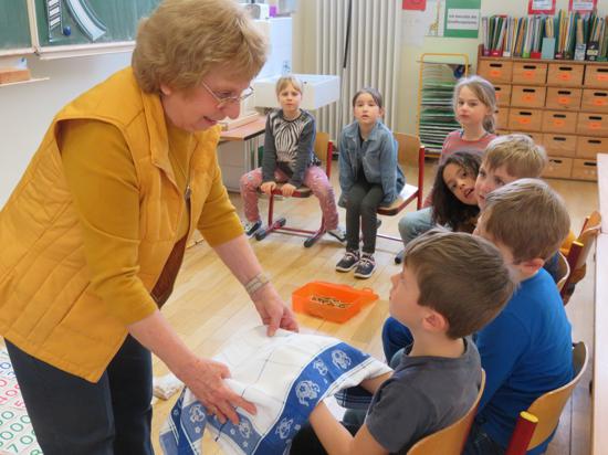 Christiane Kächele zeigt Grundschülern mit Hilfe der Montessori-Pädagogik mathematische Körper.