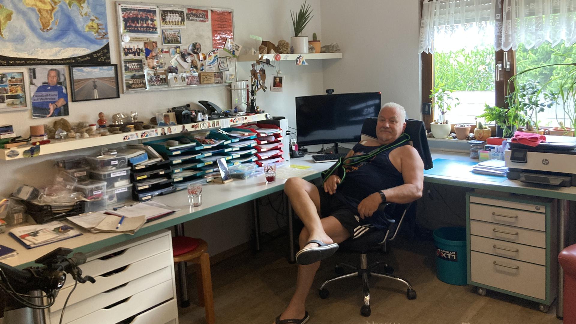 Harald Muckenfuß sitzt in seinem Arbeitszimmer auf dem Bürostuhl.