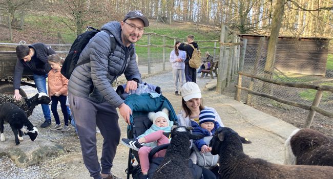 Katharina und Maxim Ragimov aus Bruchsal sind mit ihren beiden Kindern Maya und Timo in den Brettener Tierpark gefahren. Die Kinder haben keine Berührungsängste.