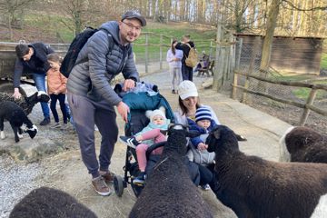 Katharina und Maxim Ragimov aus Bruchsal sind mit ihren beiden Kindern Maya und Timo in den Brettener Tierpark gefahren. Die Kinder haben keine Berührungsängste.