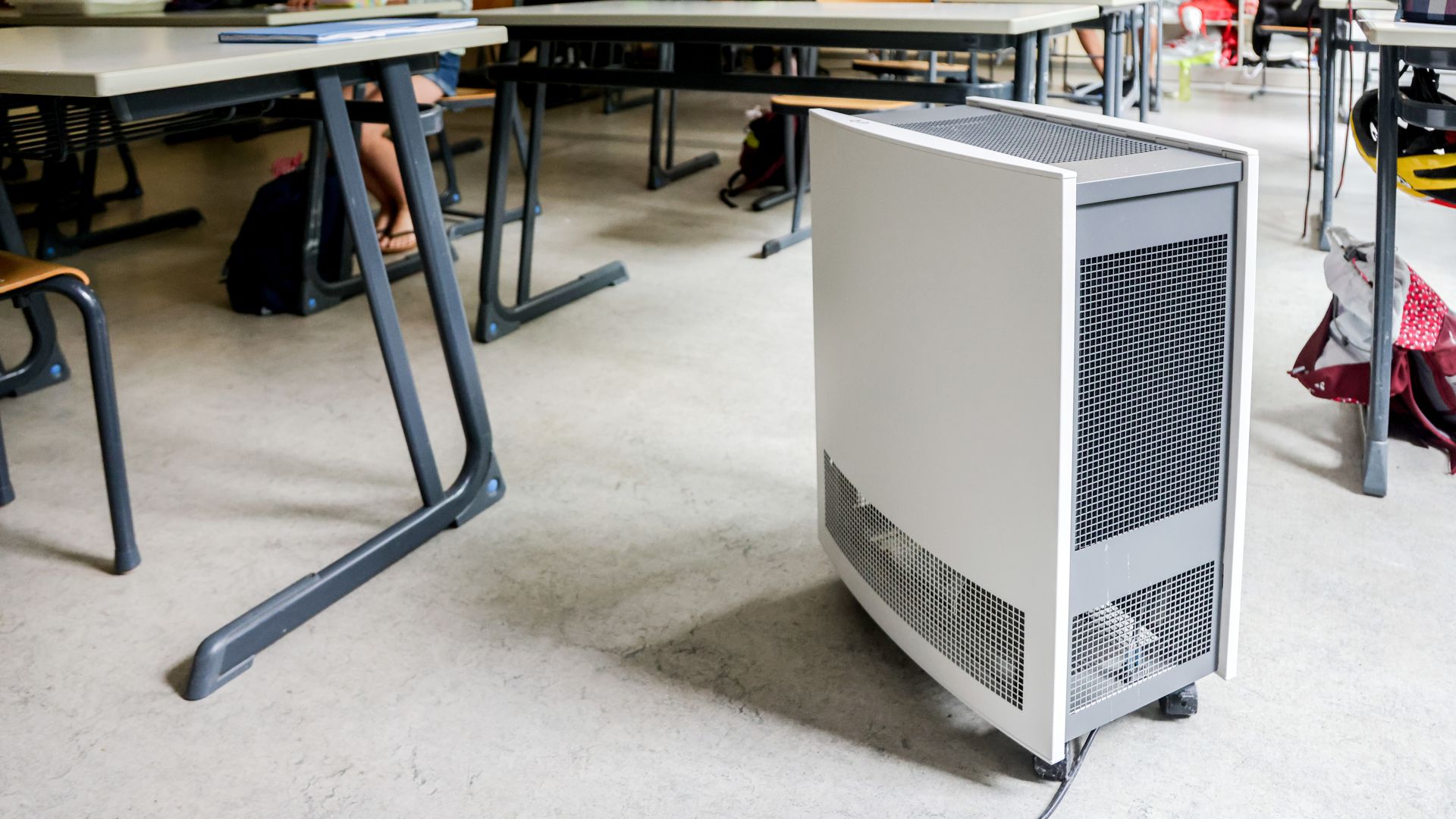 Luftreinigungsgerät in einem Klassenraum, Luftfilter, Lüftungsgerät 