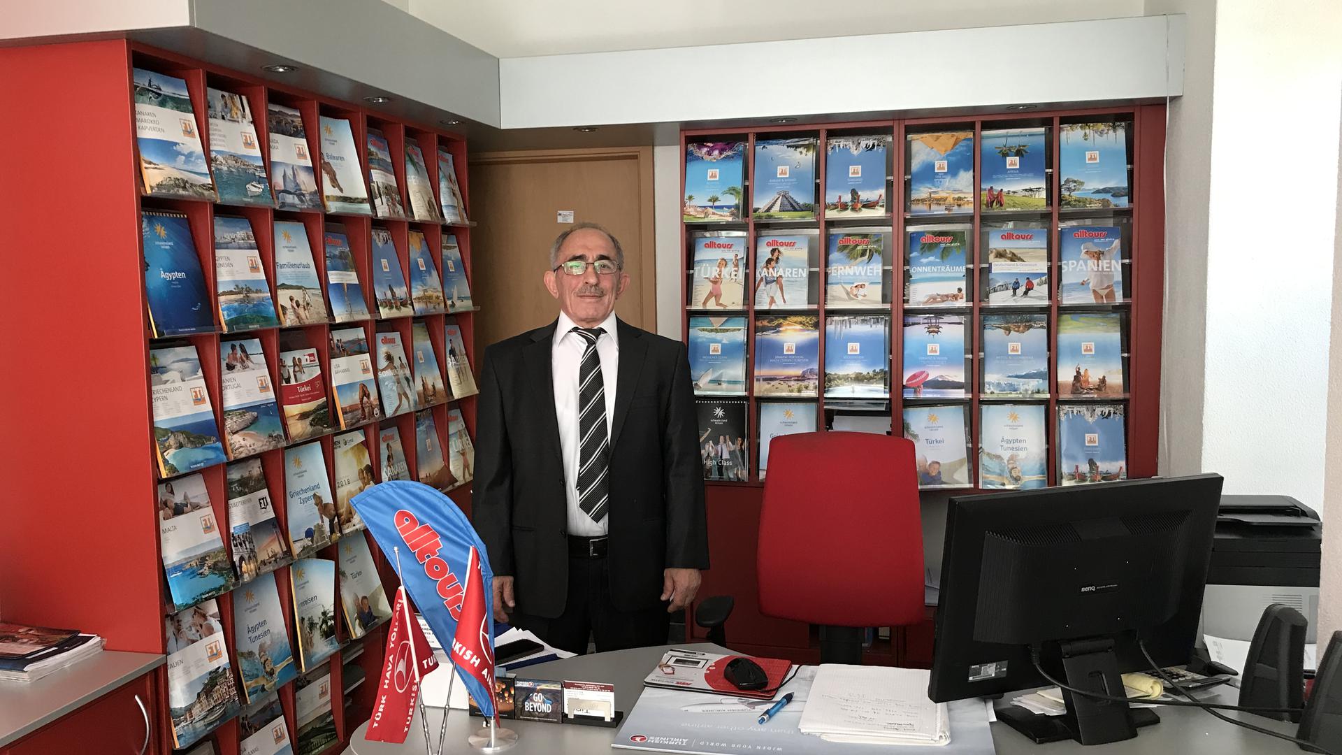 Zülfikar Göktas, Inhaber von Göktas Reisen, in seinem Reisebüro in Bretten